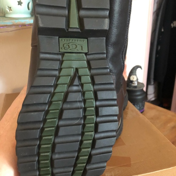 “Brooks” tall UGGS - Picture 2 of 8